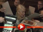 Helen Mirren badet in der Menge