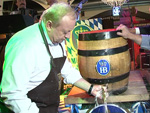 Größtes Wirtshaus Europas in Berlin eröffnet: Fassanstich mit falschem Beckenbauer!