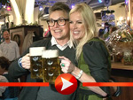 Rolf Scheider mit hübscher Begleitung im Berliner ‚Hofbräu‘
