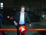 Hugh Grant lässt es sich im Grill Royal in Berlin schmecken