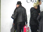 Hugh Jackman mit Hut und Kinderkoffer: Der „Sexiest Man Alive“ in Berlin gelandet!
