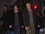 Hugh Grant spaziert zum Abendessen: …und läuft bei rot über die Ampel!
