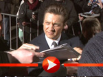 Jeremy Renner und Gemma Arterton schreiben Autogramme