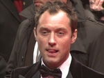 Kreischalarm in Berlin: Jude Law leckt sich die Lippen