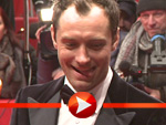 Jude Law leckt sich die Lippen
