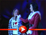 Katy Perry holt einen überraschten weiblichen Fan auf die Bühne