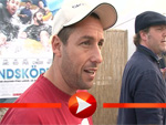 Adam Sandler kommt in Hausschuhen zur Strandparty