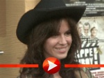 Natalia Avelon posiert bei der „Klappe Cowboy“-Premiere