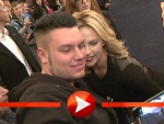 Charlize Theron schreibt Autogramme in Berlin