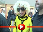 Lady Gaga stöckelt über den Flughafen Tegel