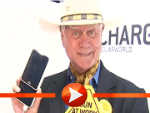 Larry Hagman posiert mit Solarzellen