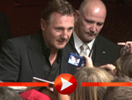 Liam Neeson nimmt ein Bad in der Menge in Berlin