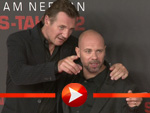 Liam Neeson kuschelt mit Regisseur Oliver Megaton