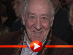Dieter Hallervorden schmunzelt über Lou Begas Schlittschuhauftritt