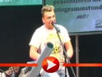 Menowin Fröhlich begrüßt seine Fans