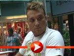 Menowin Fröhlich ließ sich für seine Fans fit spritzen