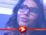Micaela Schäfer mit Brille und Frosch im Hals