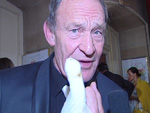 Michael Mendl mit dickem Verband: Finger abgesägt!