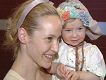 Jeanette Hain und ihr Baby im Interview!: Malou als Mikrofon-Diebin!