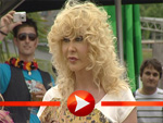 Dolly Buster analysiert das Spiel ihrer Nackt-Fußball-Damen