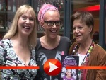 Natascha Ochsenknecht posiert mit ihrem Buch
