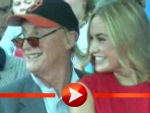 Otto und Anna Julia Hagen posieren Arm in Arm