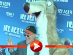 Otto Waalkes posiert mit Sid in Berlin