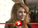 Palina Rojinski präsentiert ihre Handtasche