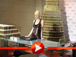 Paris Hilton kuschelt mit einem Stoff-Knut
