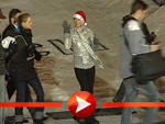 Paris Hilton als Weihnachtsmann am Potsdamer Platz