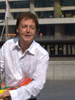 Paul McCartney: Riesengitarre zu ersteigern!