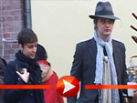 Pete Doherty in weiblicher Begleitung auf einem Weihnachtsmarkt in Berlin
