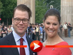 Prinzessin Victoria und ihr Daniel posieren vor dem Brandenburger Tor