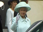 Queen Elizabeth II.: Mit Bauchschmerzen im Krankenhaus
