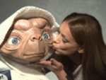 Total süß: Radost Bokel küsst E.T.