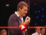 Ralf Moeller spuckt Tischtennisbälle