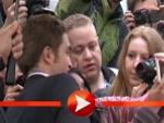 Robert Pattinson schreibt Autogramme bei der Berlin-Premiere von „Cosmopolis“