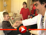 Rolando Villazón als Clown bei Kindern im Krankenhaus