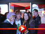 Rupert Grint schreibt Autogramme