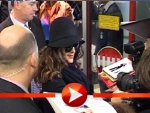 Salma Hayek mit Hut Sonnenbrille und vielen Fans in Berlin