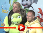 Axel Stein, Detlev Buck und The Boss Hoss posieren mit Schildkröte Sammy
