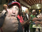 Adam Sandler und Kevin James: Mitternächtliche Autogrammstunde
