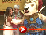 Sarah und Pietro Lombardi kuscheln neben einer Lego-Figur