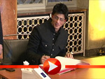 Shah Rukh Khan trägt sich ins Goldene Buch Berlins ein