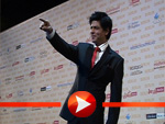 Lustig posiert Shah Rukh Khan für die Presse