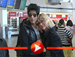 Shah Rukh Khan kuschelt mit seinen Fans