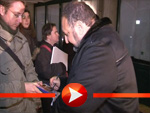 Joel Silver verteilt Autogramme im Schnee von Berlin
