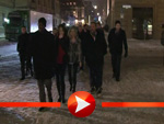 Guy Ritchie spaziert durch das verschneite Berlin