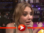 Ashley Benson friert beim Interview