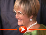 Gloria von Thurn und Taxis und weitere Gäste posieren in Salzburg